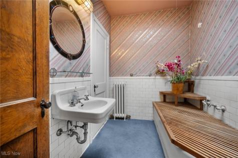 16903 Fischer Road Cleveland OH 44107