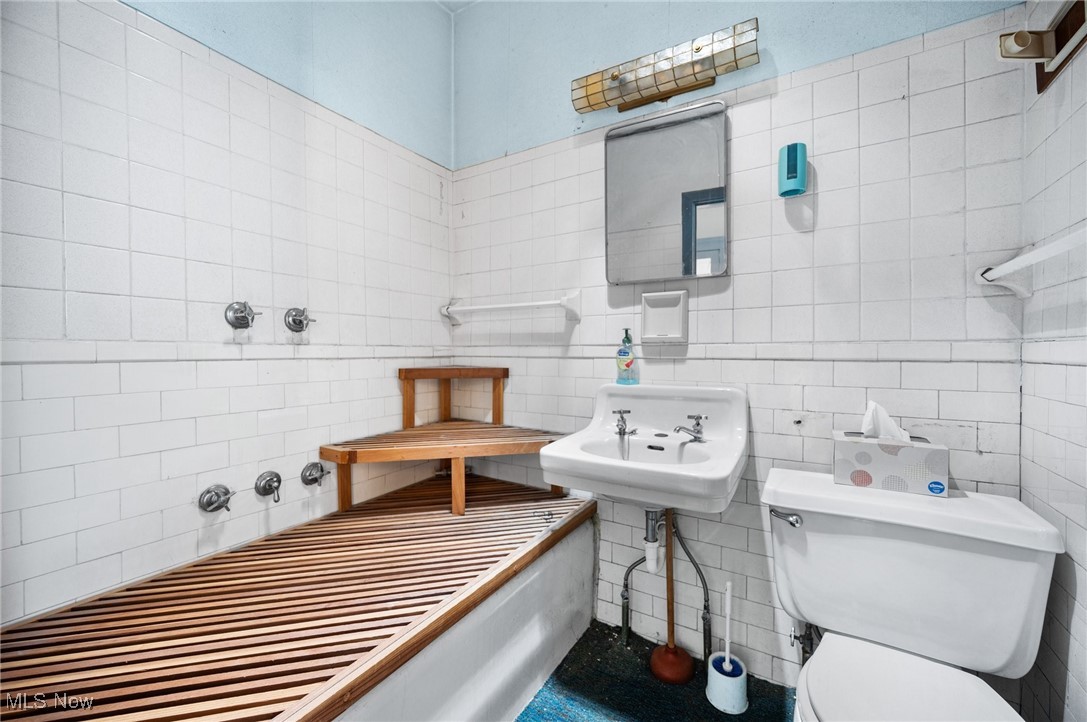 16903 Fischer Road Cleveland OH 44107