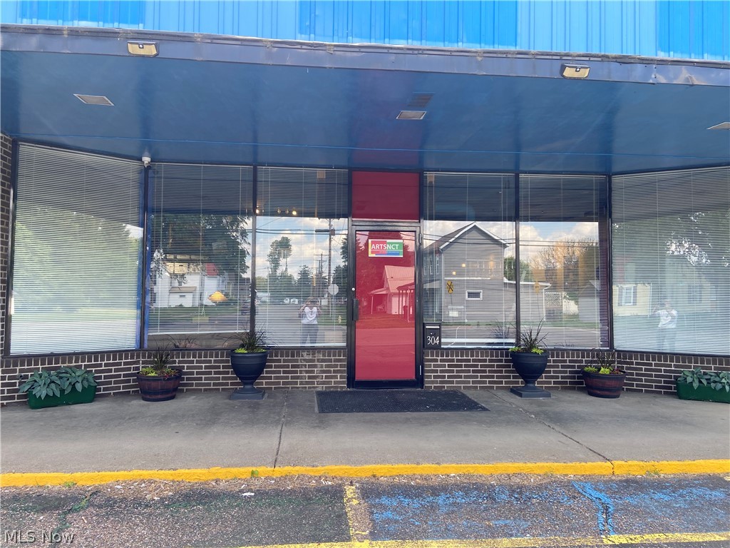 304 S College Street Newcomerstown OH 43832