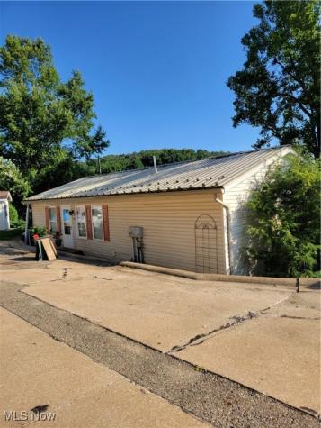 527 Ridge Avenue NE New Philadelphia OH 44663