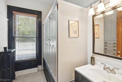 697 W Market Street Akron OH 44303