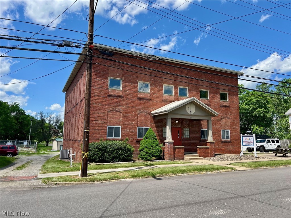 611 High Street NW Carrollton OH 44615