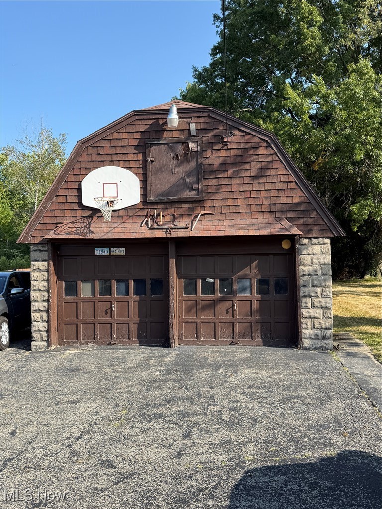8703 E Market Street Howland OH 44484