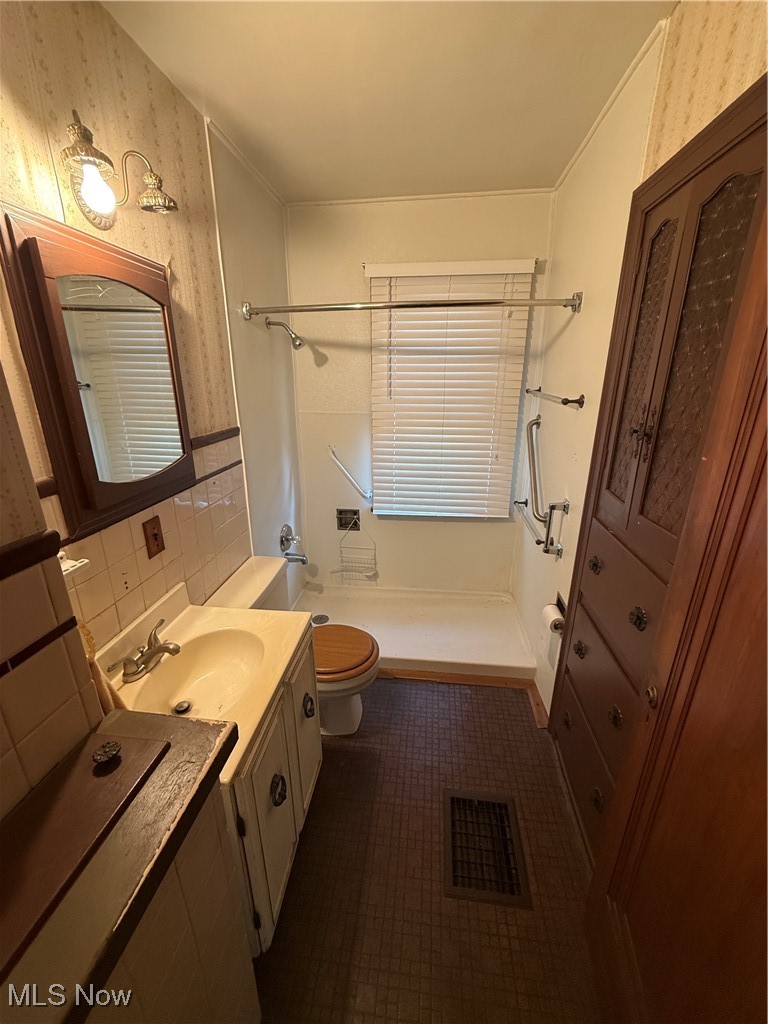 8703 E Market Street Howland OH 44484