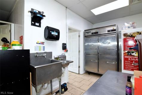 27075 Chardon Richmond Heights OH 44143