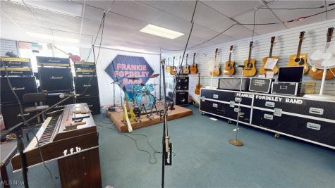 4922 Mahoning Avenue NW Champion OH 44483