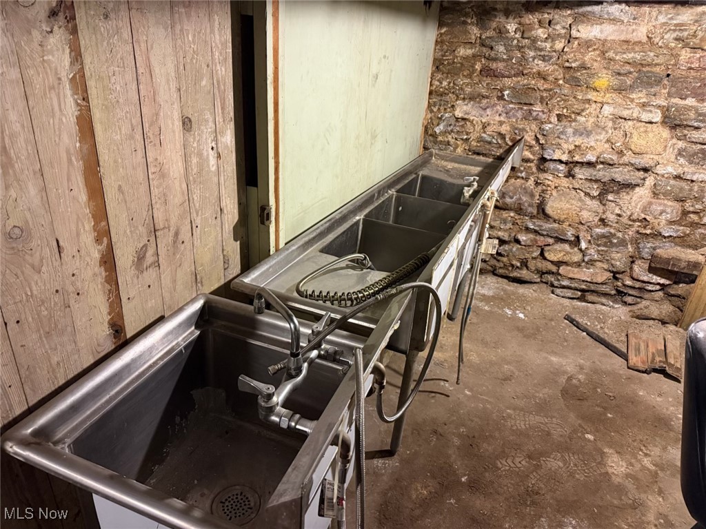 47 W Main Street Geneva OH 44041