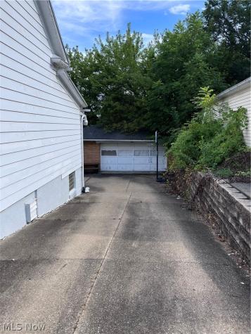 122 21st Street NW Barberton OH 44203
