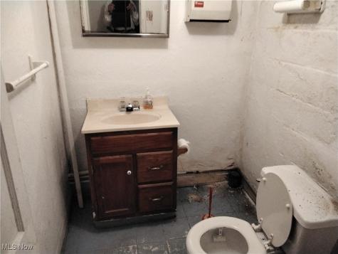 4563 Lee Road Cleveland OH 44128