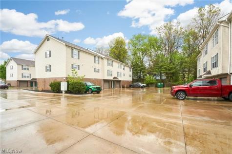 2067 Newberry Street Cuyahoga Falls OH 44221