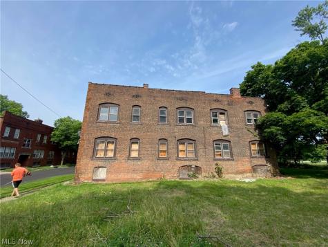 15213 Ridpath Avenue Cleveland OH 44110
