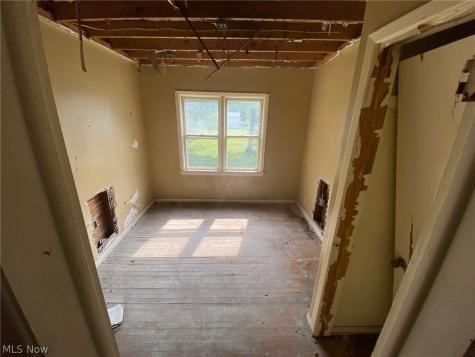 15213 Ridpath Avenue Cleveland OH 44110
