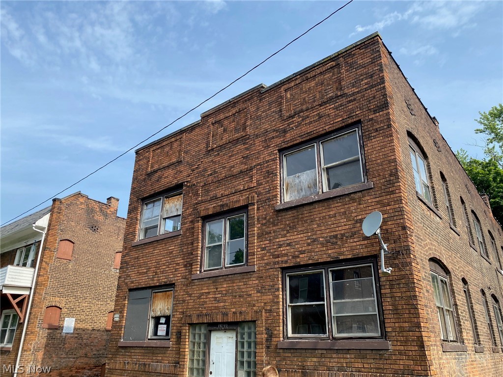 15213 Ridpath Avenue Cleveland OH 44110