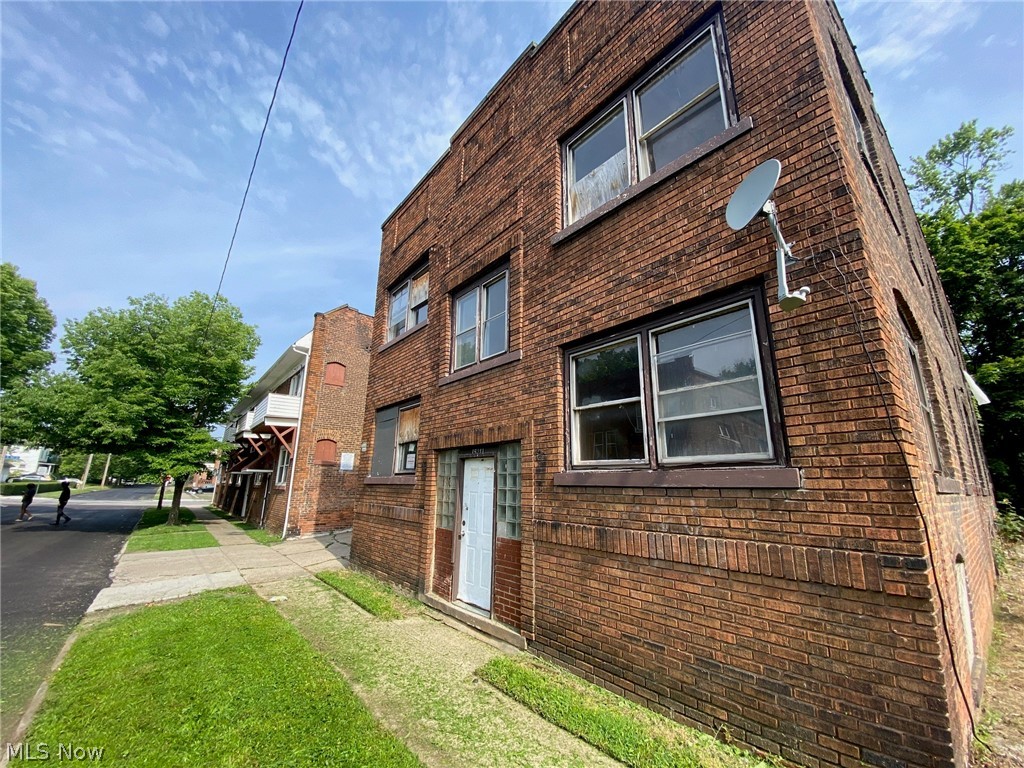 15213 Ridpath Avenue Cleveland OH 44110