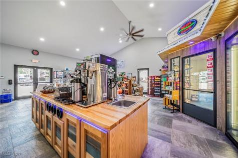 5125 Lake Road E Geneva OH 44041