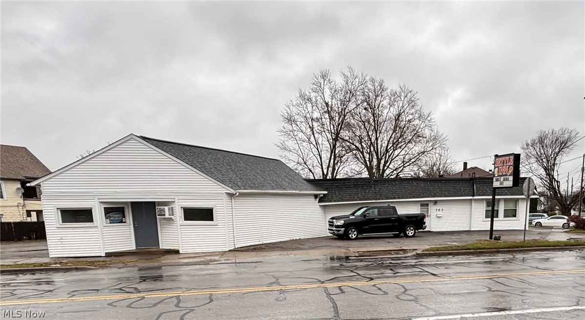703 Lake Avenue Elyria OH 44035