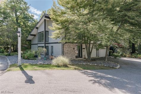 6889 Woodwalk Drive Brecksville OH 44141