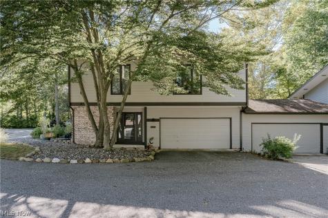 6889 Woodwalk Drive Brecksville OH 44141