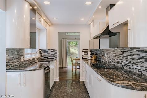 6889 Woodwalk Drive Brecksville OH 44141
