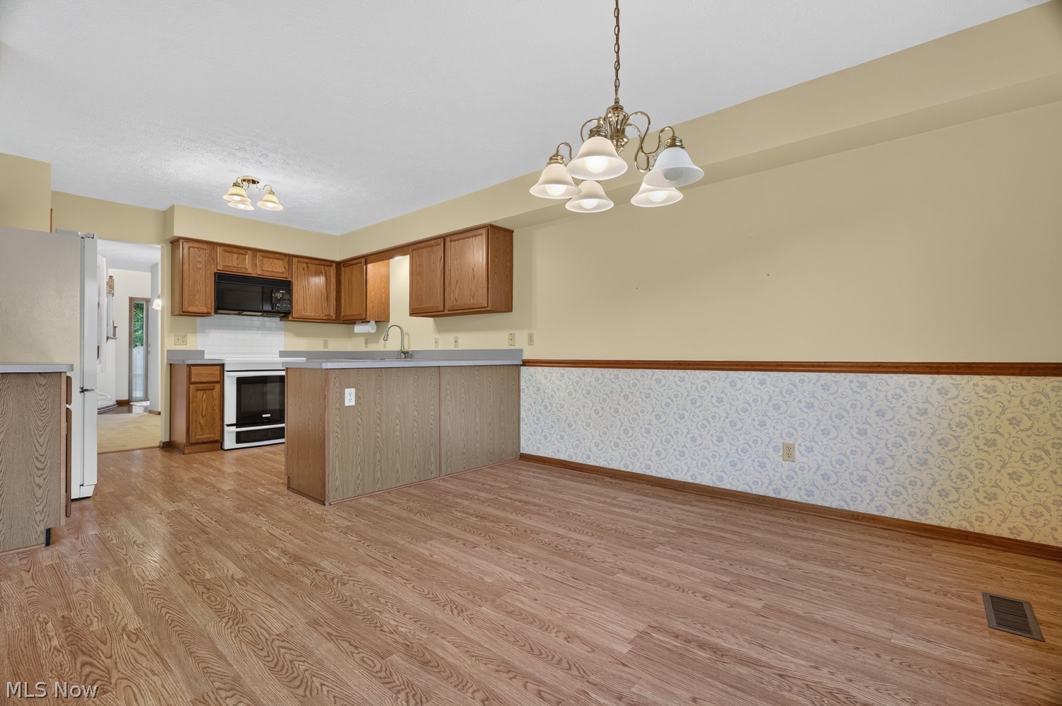120 Ambleside Way Amherst OH 44001
