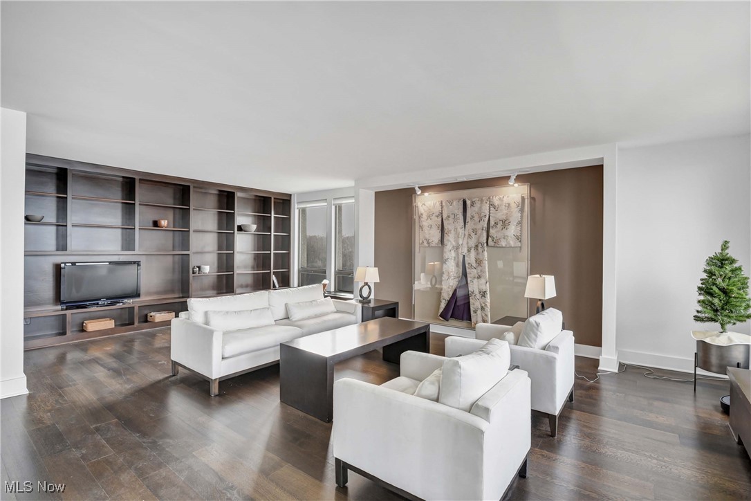 2 Bratenahl Place Bratenahl OH 44108