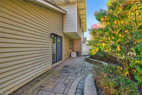 6620 Ivy Lane Middleburg Heights OH 44130