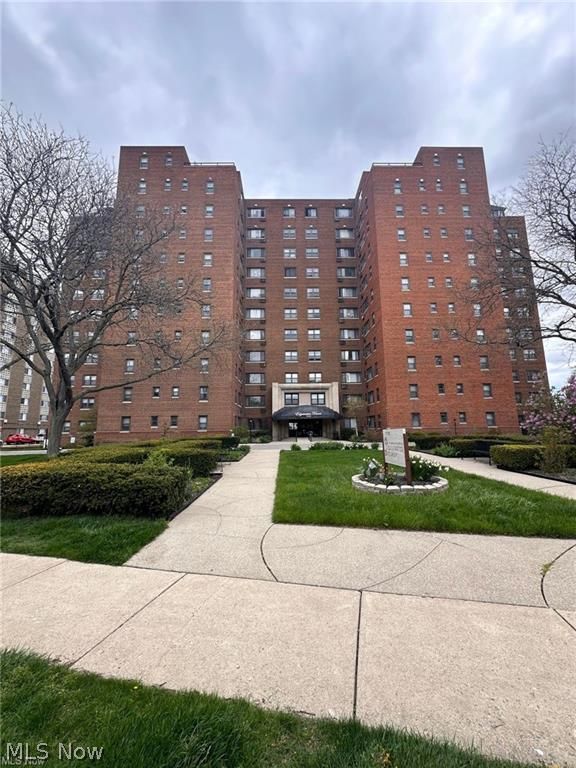 Lakewood OH, 11720 Edgewater Drive, Unit 908
