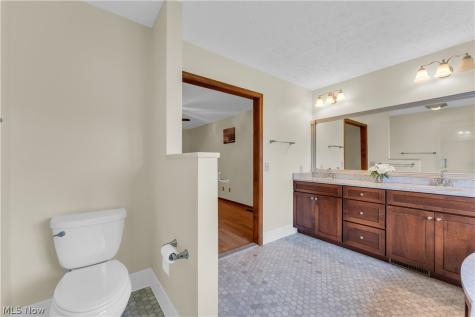 120 Ambleside Way Amherst OH 44001