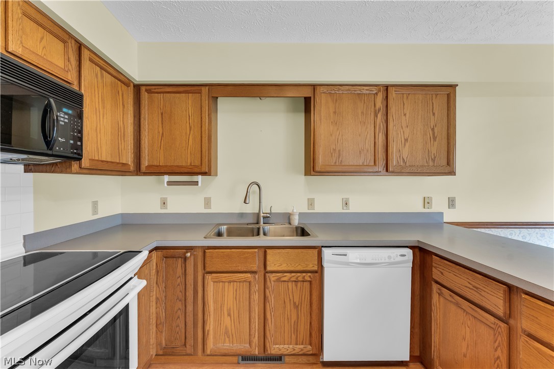 120 Ambleside Way Amherst OH 44001