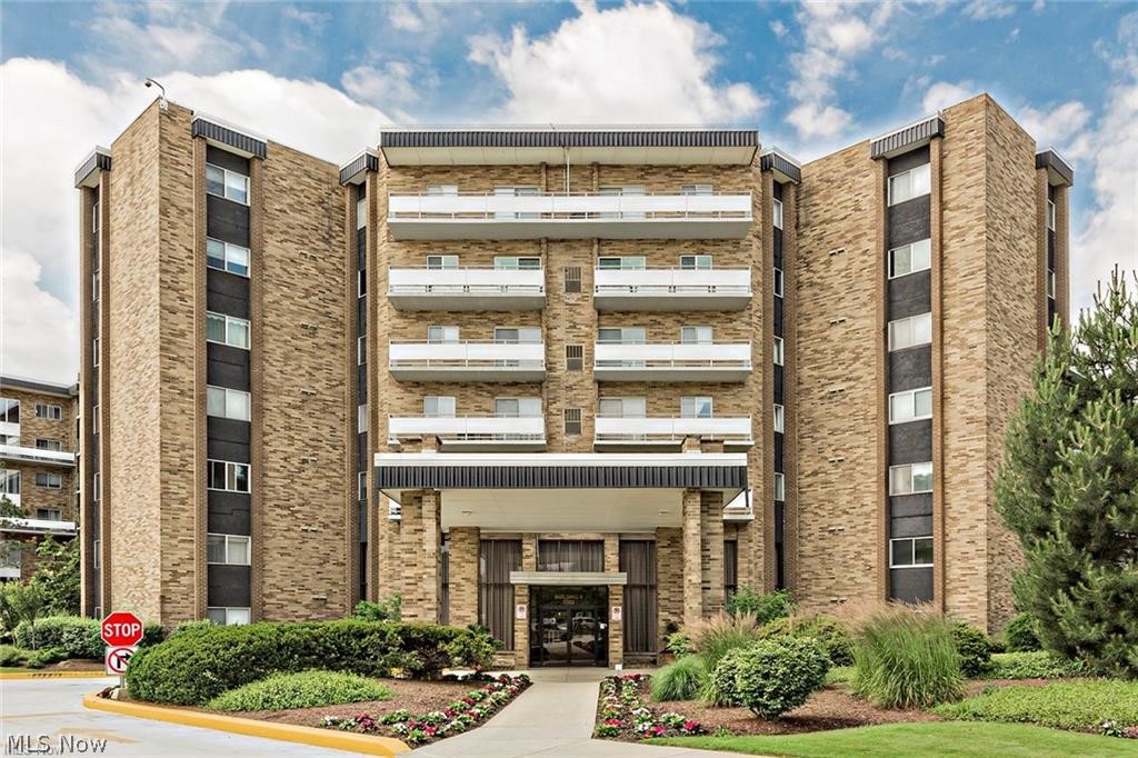 Lyndhurst OH, 2202 Acacia Park Drive, Unit 2206