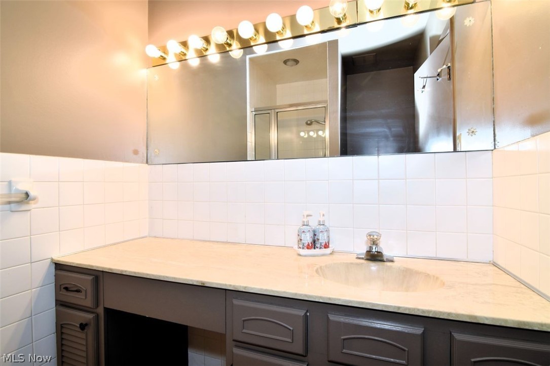 2202 Acacia Park Drive Lyndhurst OH 44124