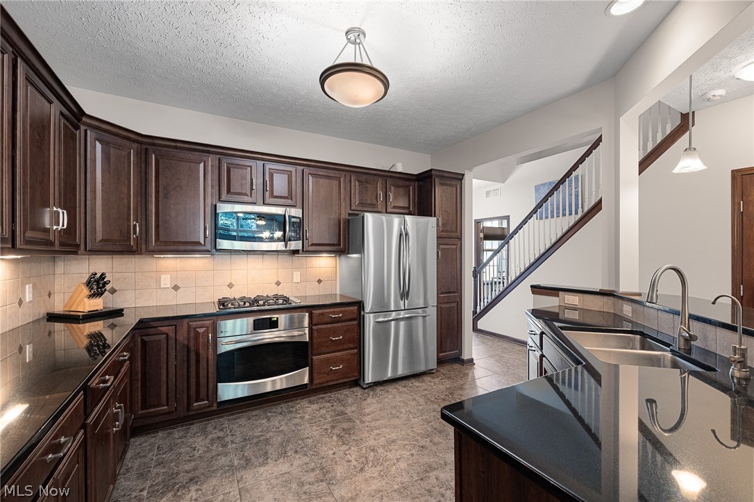 556 Hyannis Port Circle Avon Lake OH 44012