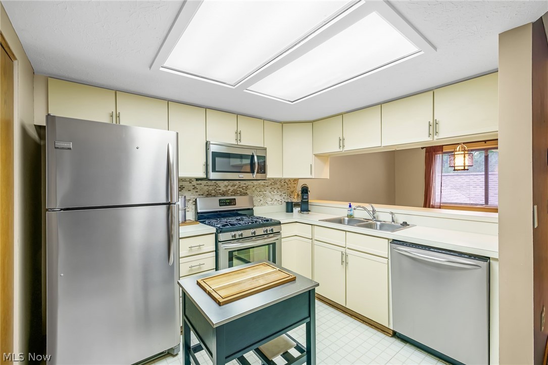 593 Meredith Lane Cuyahoga Falls OH 44223