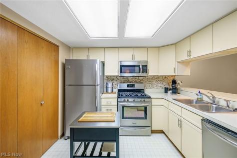593 Meredith Lane Cuyahoga Falls OH 44223