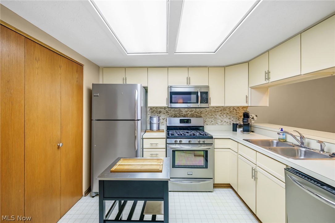 593 Meredith Lane Cuyahoga Falls OH 44223