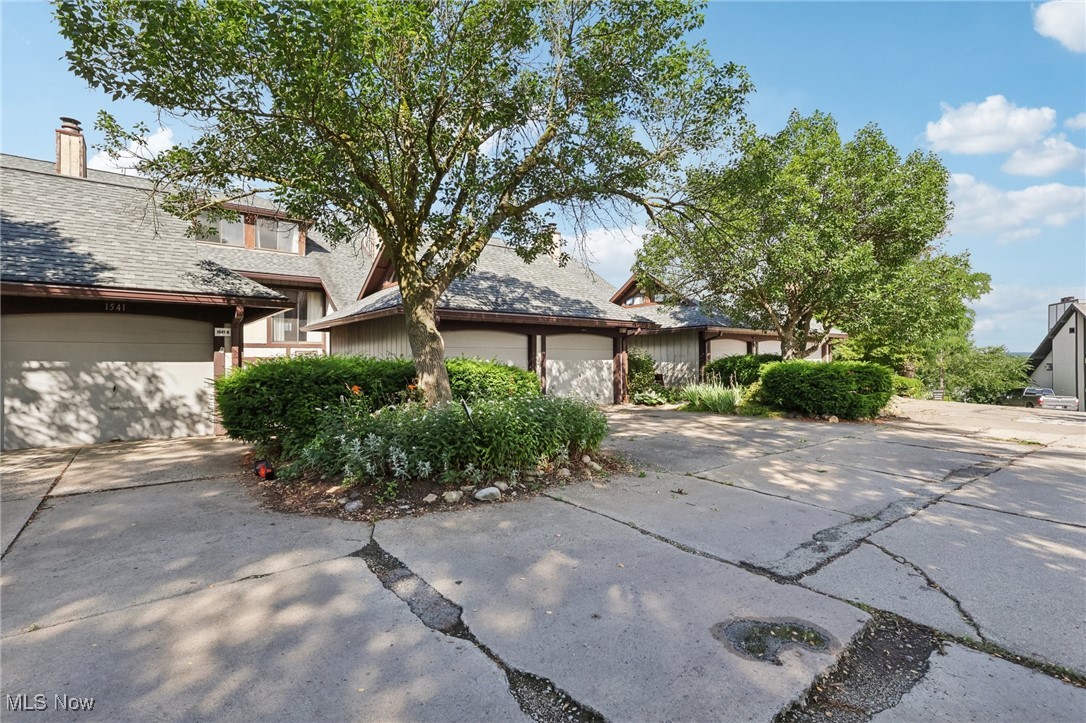 1543 Treetop Trail Akron OH 44313