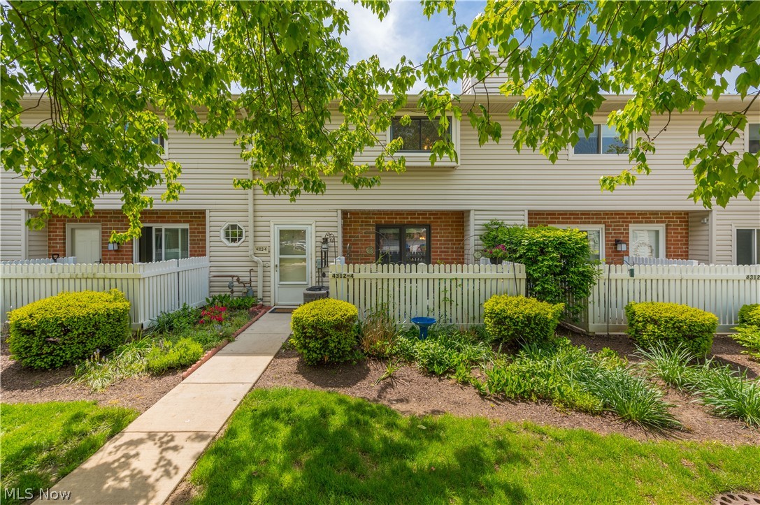 4312 -4 Hyde Park North Olmsted OH 44070