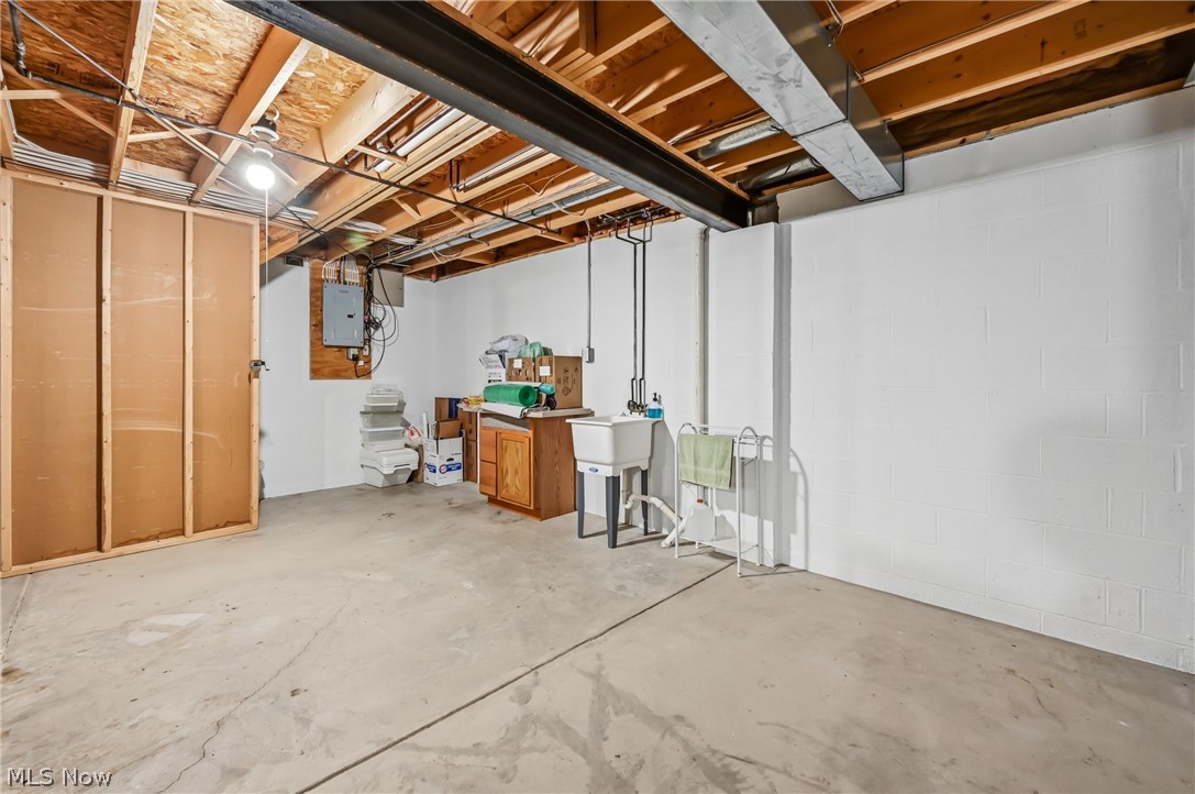 220 Blue Winged Warren OH 44484