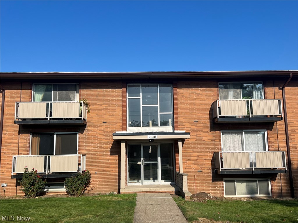21841 River Oaks Drive Rocky River OH 44116