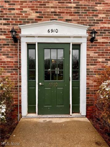 6910 Carriage Hill Drive Brecksville OH 44141