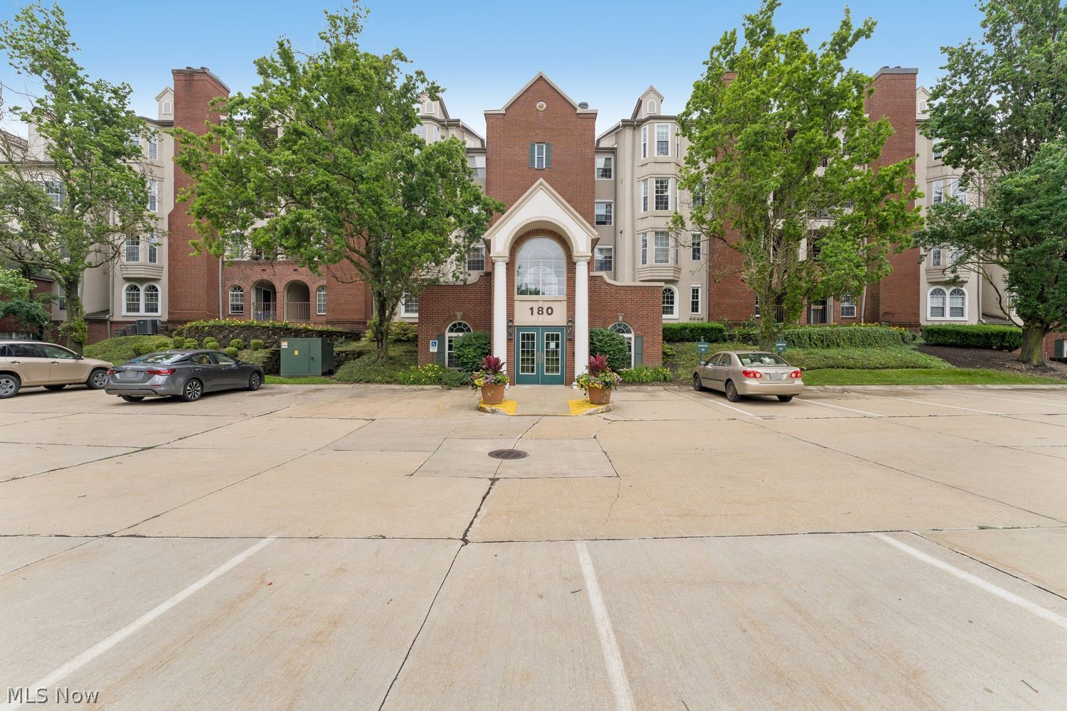 Mayfield Heights OH, 180 Fox Hollow Drive, Unit 302