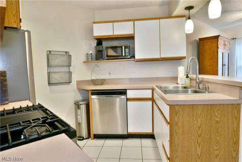1283 Red Tail Hawk Court Youngstown OH 44512