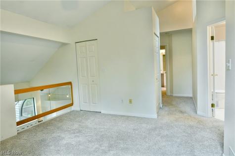 1283 Red Tail Hawk Court Youngstown OH 44512
