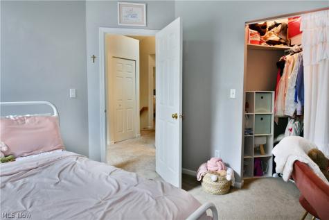 1283 Red Tail Hawk Court Youngstown OH 44512