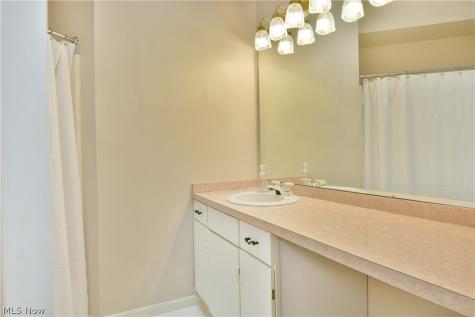 1283 Red Tail Hawk Court Youngstown OH 44512