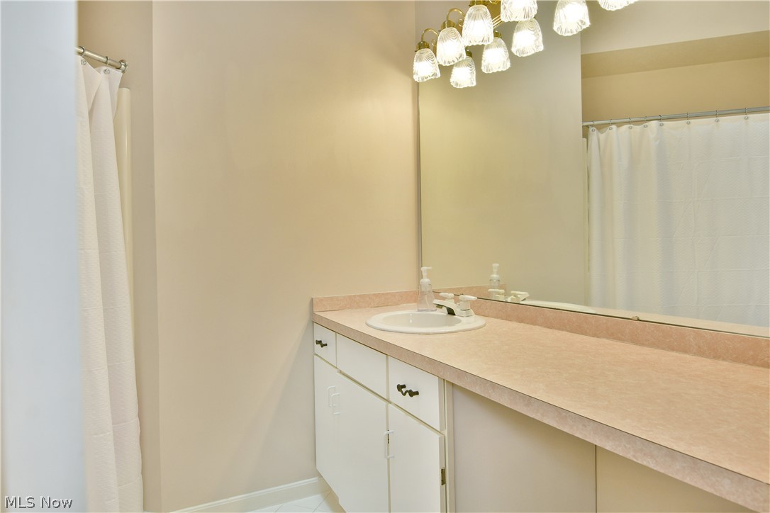 1283 Red Tail Hawk Court Youngstown OH 44512