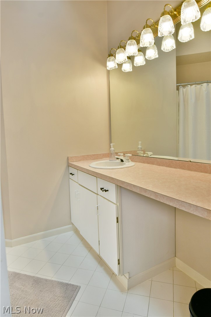 1283 Red Tail Hawk Court Youngstown OH 44512