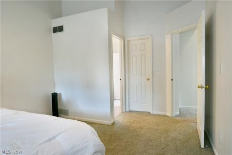 1283 Red Tail Hawk Court Youngstown OH 44512
