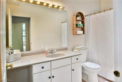 1283 Red Tail Hawk Court Youngstown OH 44512