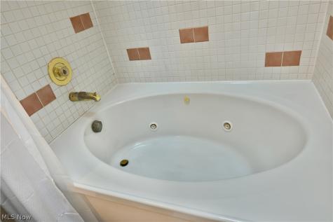 1283 Red Tail Hawk Court Youngstown OH 44512